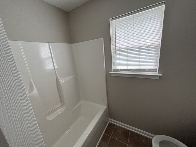 Building Photo - 3 Bedroom, 2.5 Bath Home