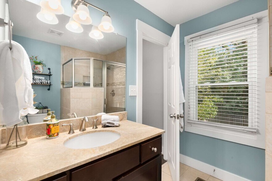 Building Photo - 2046 Settle Cir SE