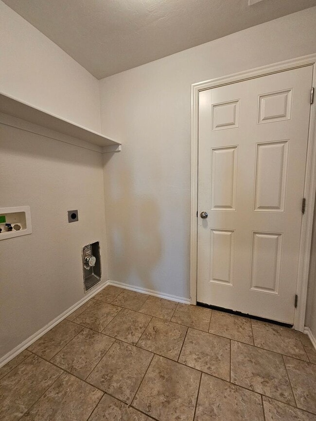 Building Photo - (3) Bed/(2) Bath with Storm Shelter Avail NOW!