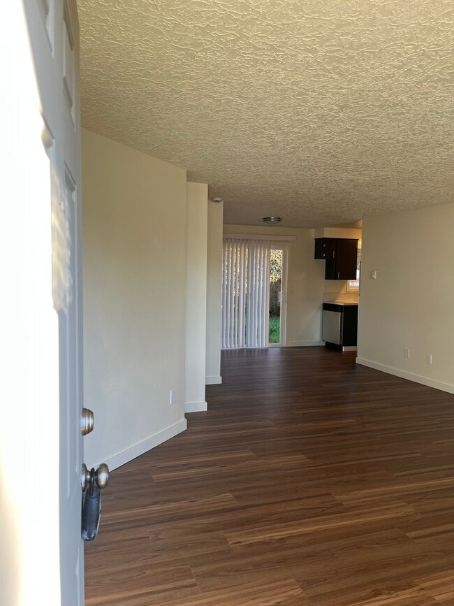 Building Photo - cap03 - NE 106th