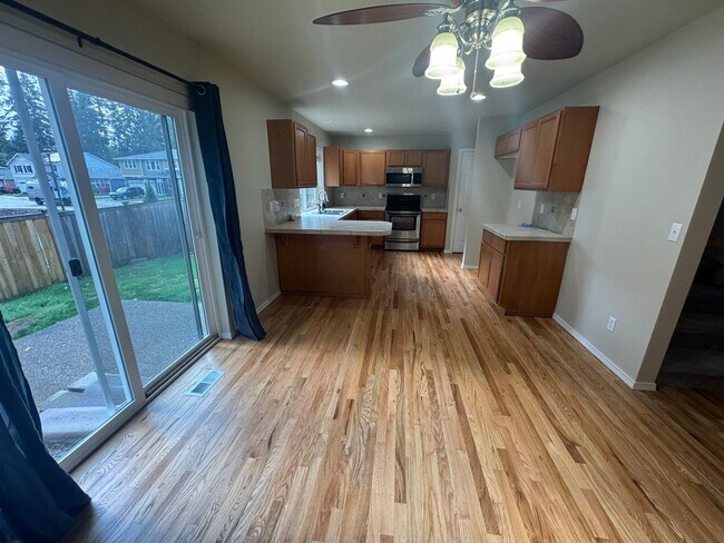 Building Photo - Three Bedroom, 2 Bath Home with New Carpet...