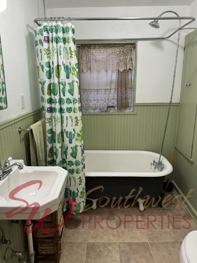 Building Photo - Delightful 2 bedroom, 2 bath with space and charm!!