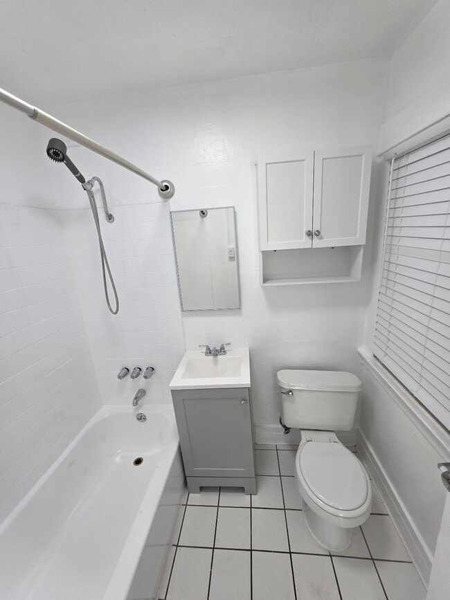 Building Photo - UPGRADED AND FRESH UPPER 1BD/1BA DOWNTOWN LONG BEACH