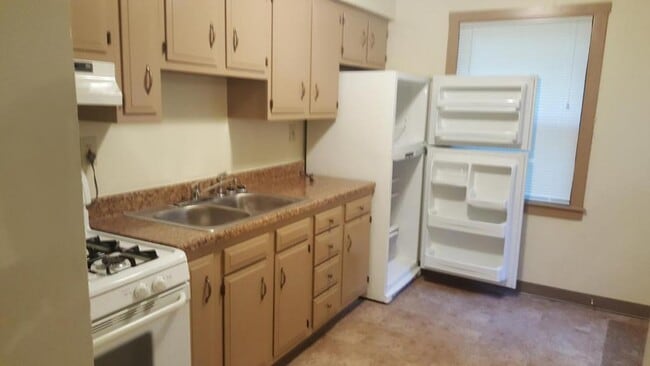 Building Photo - 273 Oak Dr