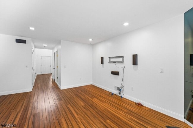 Building Photo - 13 Jill Ct