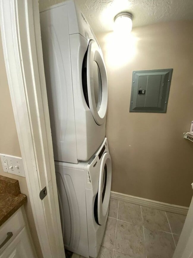 Building Photo - Updated 2 Bd 2 Ba Condo in Sandy