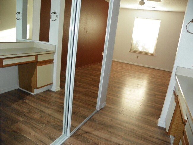 Building Photo - 823 Country Club Dr SE