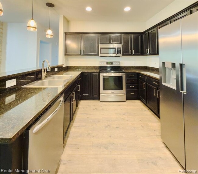 Building Photo - 5637 Twin Oaks Dr