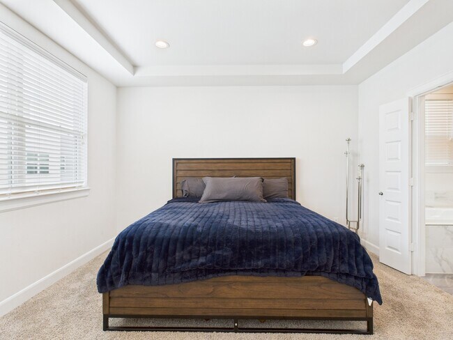 Building Photo - 2711 Clinton Dr