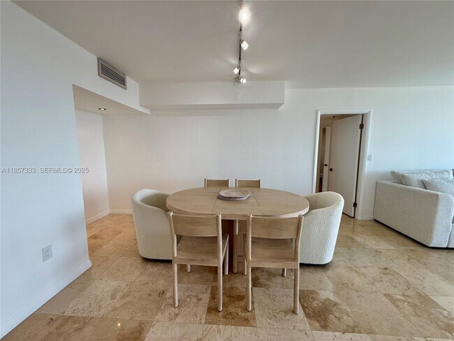 Building Photo - 20505 E Country Club Dr