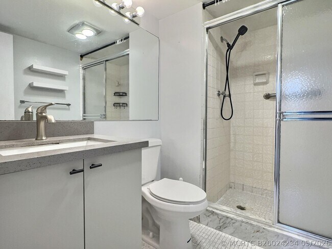 Building Photo - 400 S Hollybrook Dr