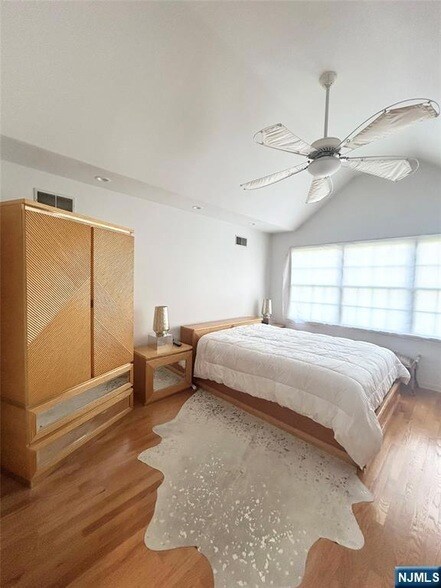 Building Photo - 302 Grand Ridge Dr