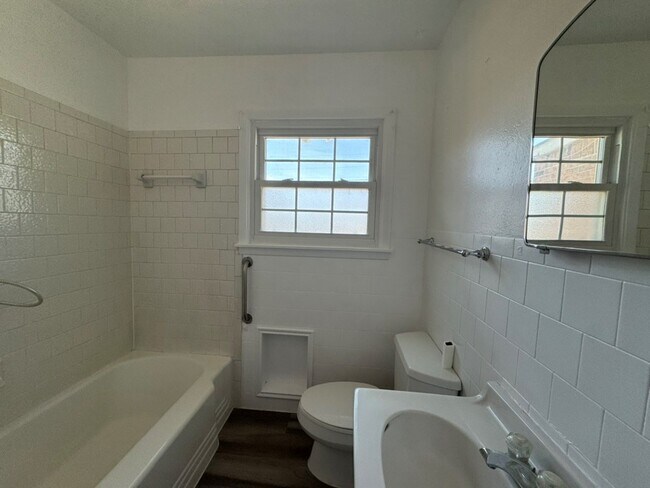 Building Photo - 1509 S Main Ave