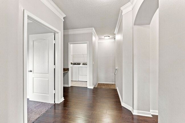Building Photo - Absolutely Stunning 3 BR/2 BA/2 Car Garage Condo in gorgeous Gated New Tampa resort style community.