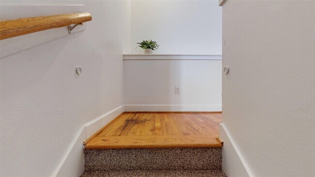 Building Photo - 8715 Meadowcroft Dr