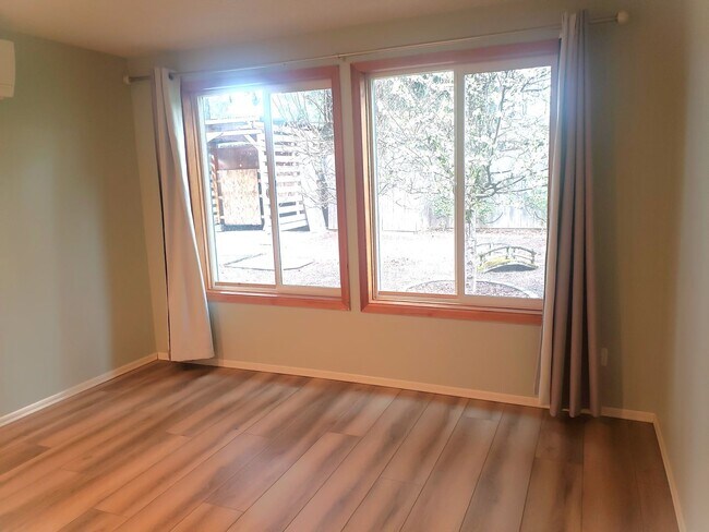 Building Photo - Adorable One-Level House with Huge Backyard in Vancouver!