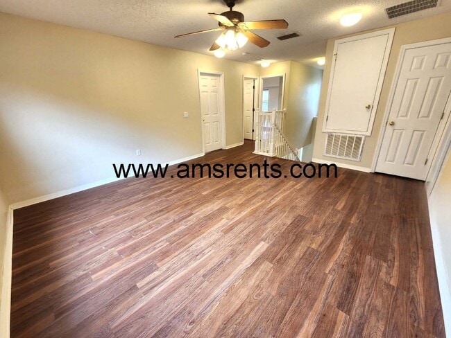 Building Photo - Delightful 3 bedroom 2.5 bath House