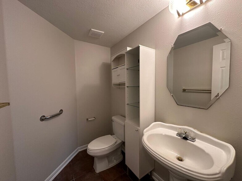 Building Photo - 9210 Memorial Grove Dr