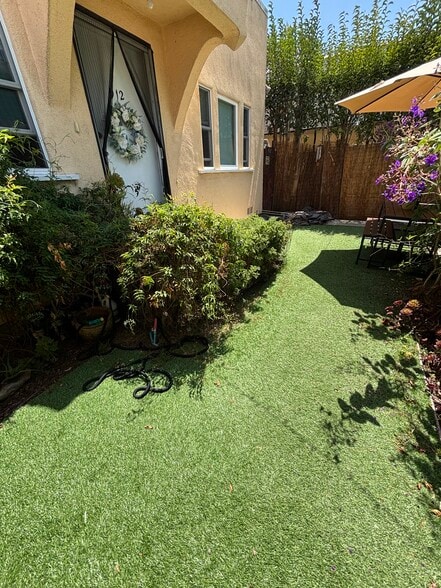 Synlawn - always green - 912 1/2 California Ave