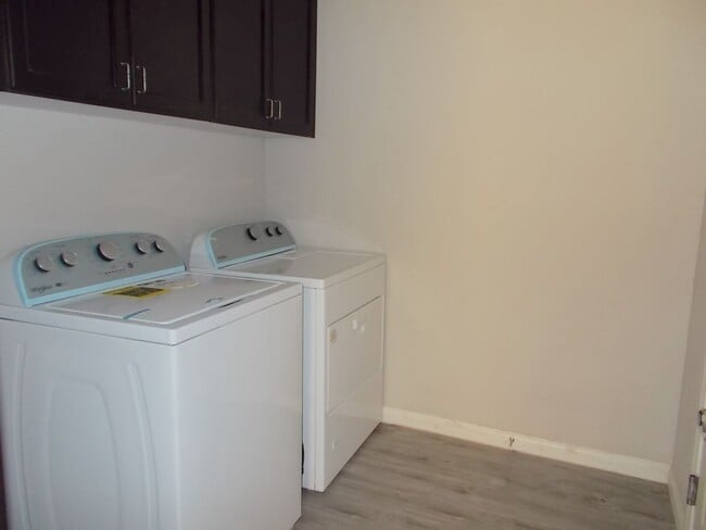 Building Photo - Modern Tri-Level Home with Spacious Layout...