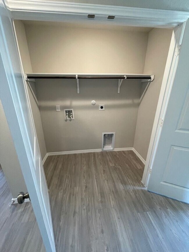 Building Photo - 4 br, 2 bath House - 10111 Braun Cloud