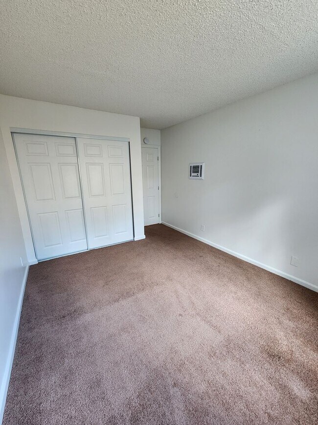 Building Photo - 3 bed, 2 bath