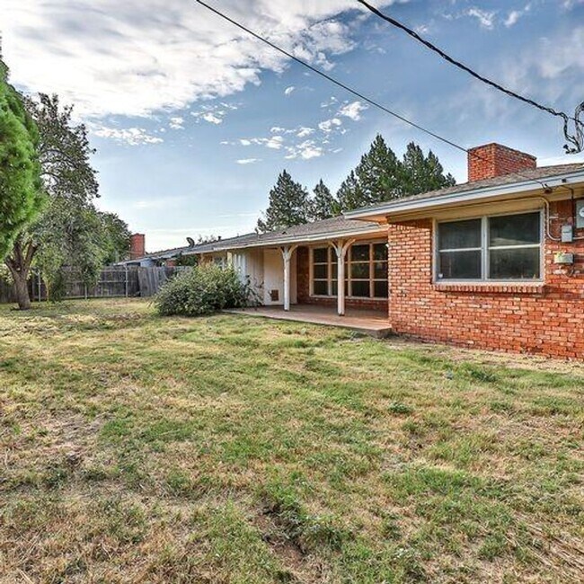 Building Photo - Room to Grow! Spacious, Remodeled 3/2/2 in Great Location!