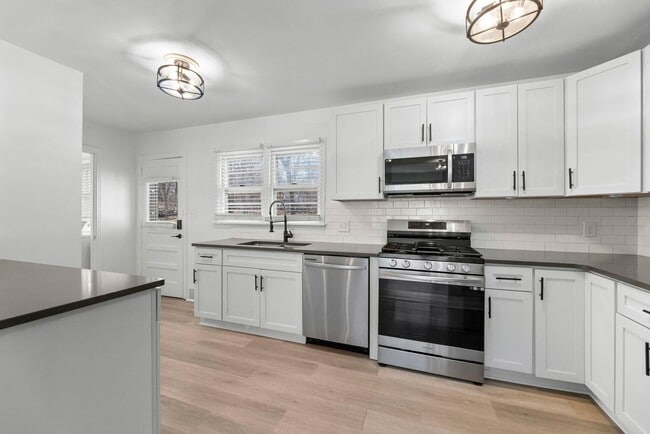 Building Photo - Newly Renovated Home - Steps Away from KU Med