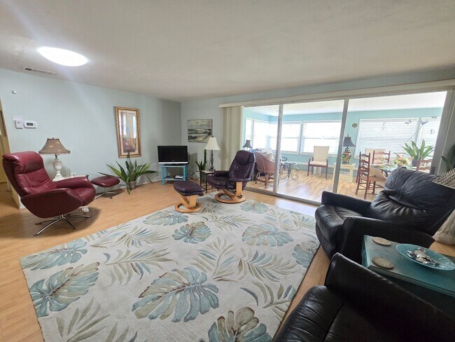 Building Photo - 2441 Gulf Gate Dr