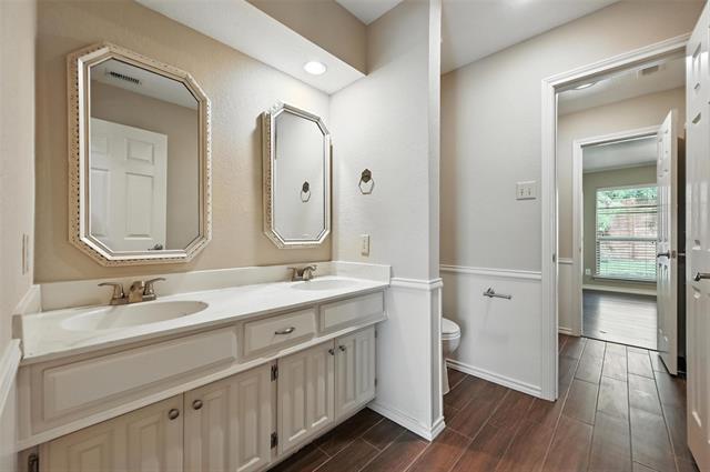 Building Photo - 4213 Village Green Dr