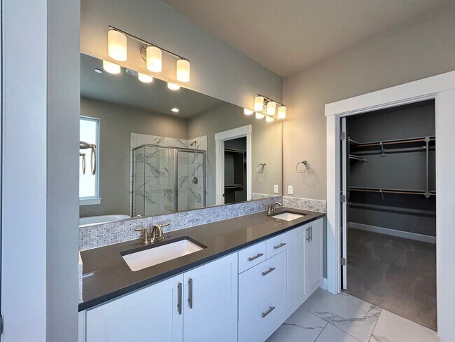 Building Photo - Luxury and Convenience Awaits in this Stunning 3 Bedroom, 2.5 Bathroom House with Abundant Parkin...