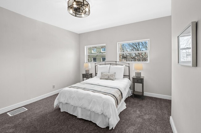 Building Photo - FULLY UPDATED 2 BR, 1 BA Single Family Home in Edgewood - SHARP!