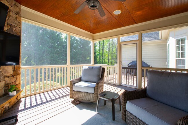 Building Photo - Elegant 5 bedroom home in Bedford!
