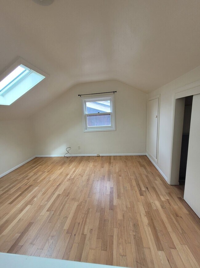 Building Photo - Charming 3BD/1BA located within walking distance to Friendly/College Hill neighborhood Market of ...