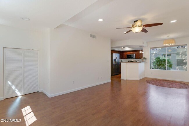 Building Photo - 4020 E Laurel Ln