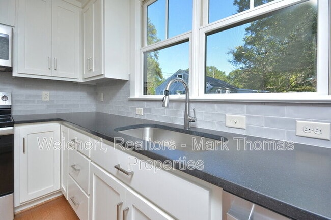 Building Photo - 2314 Stroller Ave