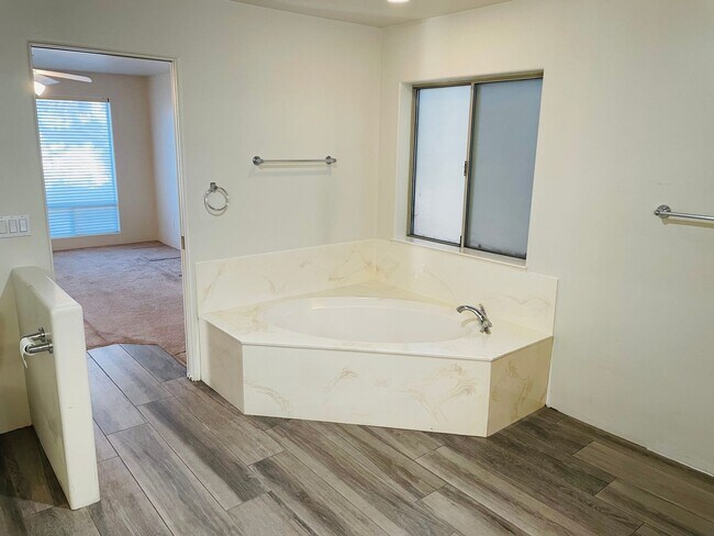 Building Photo - Village Of Oak Creek