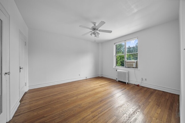 Building Photo - 100 E Palisade Ave