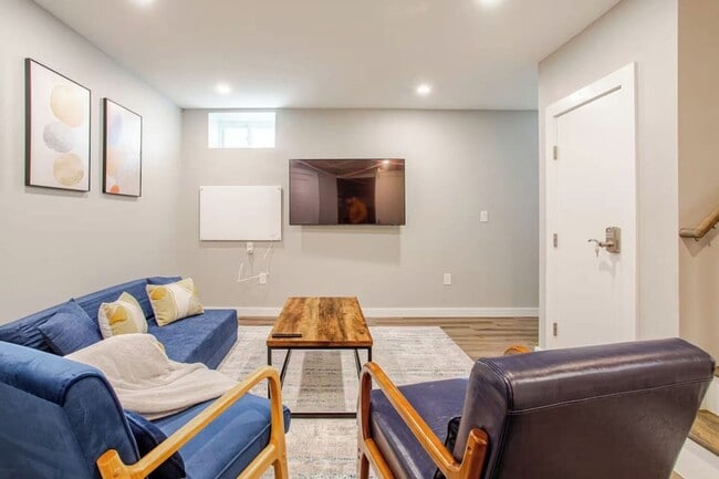 Building Photo - Modern, new construction in Williamstown!