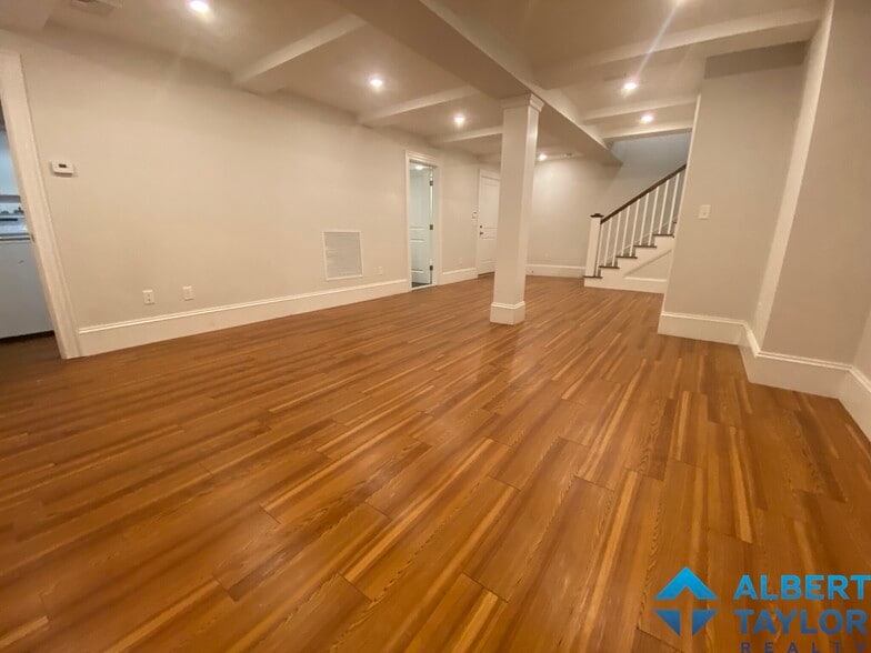 Building Photo - 2044 Beacon St