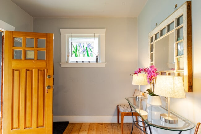 Building Photo - Charming 2-Bedroom Home Near Downtown Bellingham – Private Yard & Cozy Living