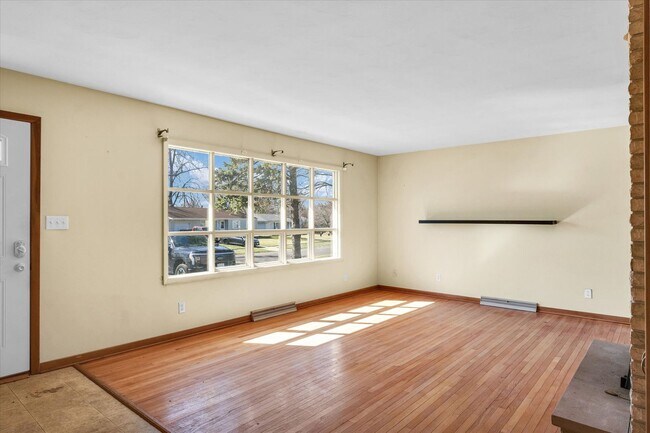 Building Photo - 220 Ivanhoe Way