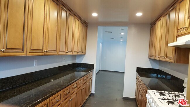 Building Photo - 15746 Magnolia Blvd