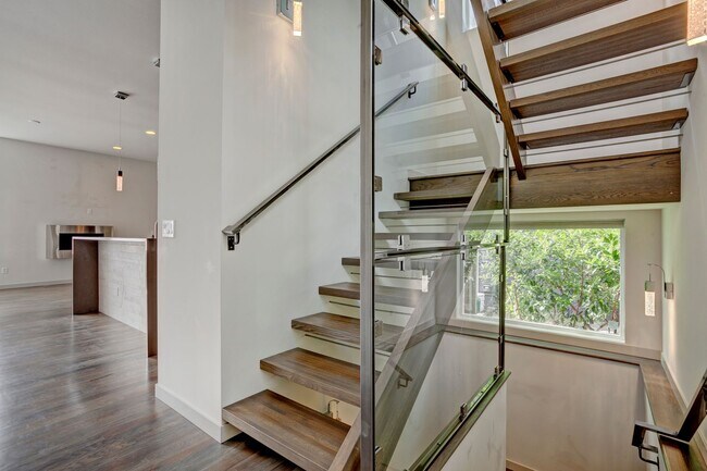 Building Photo - 3bd/3.5ba Seattle Townhome
