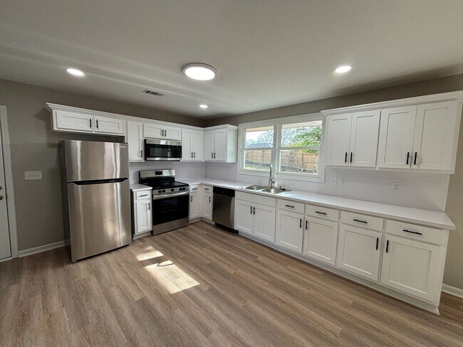 Building Photo - Home You’ll Love Coming Home To