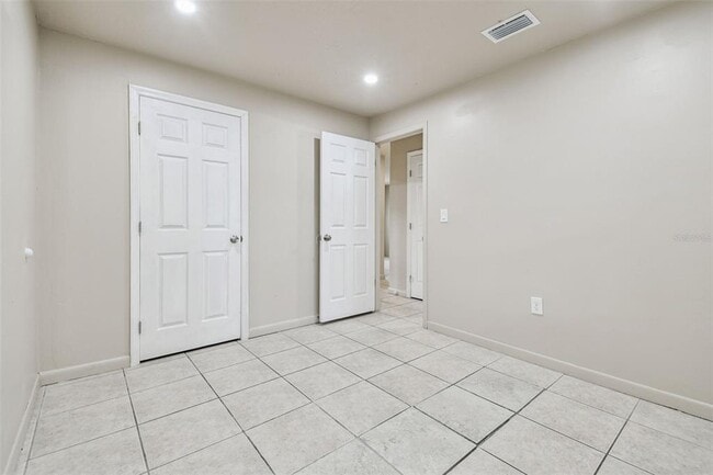 Building Photo - 923 E Lotus Ave