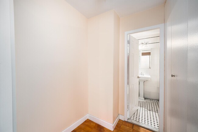 Building Photo - 6040 BLVD E