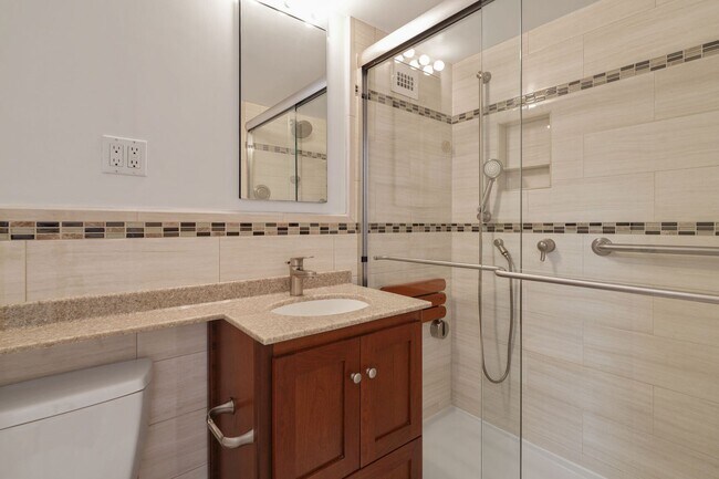 Building Photo - HUGE Apartment Across from Grosvenor Metro...