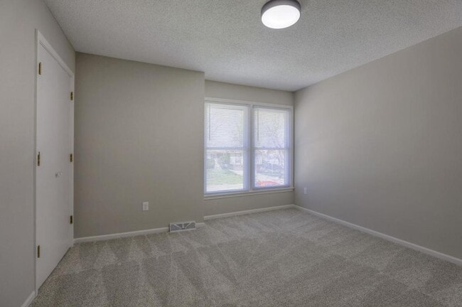 Building Photo - 1008 NW Roanoke Dr