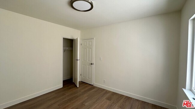 Building Photo - 517 S Kenmore Ave